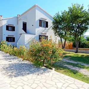 apartments-rajko-pag.hotelinzadar.com/